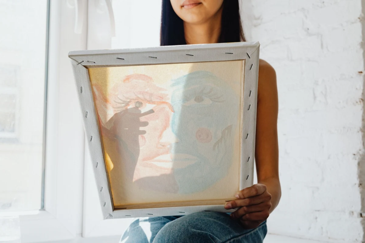 Abstract doek aan een lichte muur