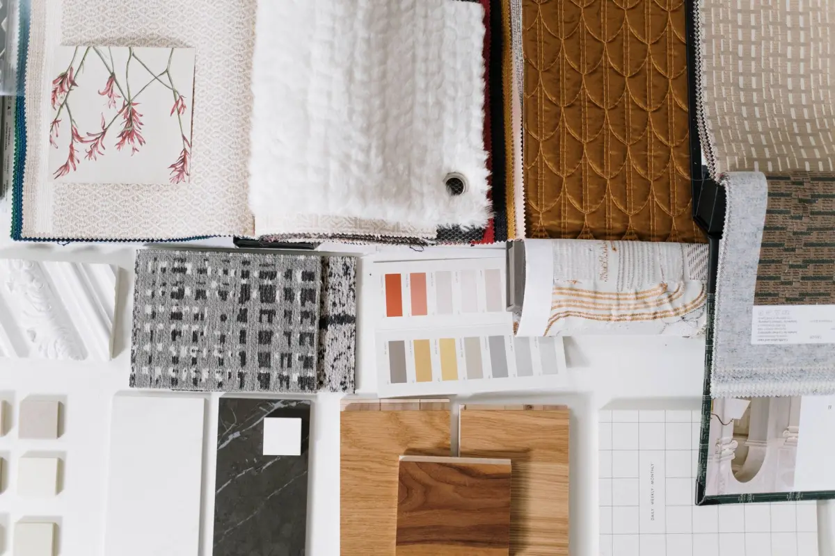 Kleurstalen en materialen voor een interieur