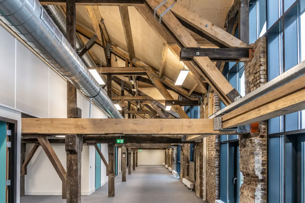 Ruim landelijk interieur met een grote lege wand
