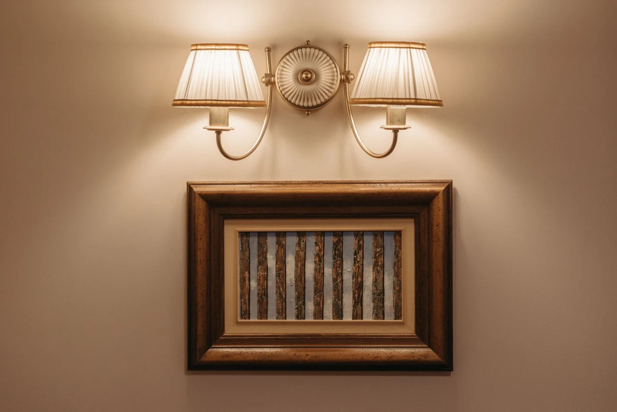 Kunstwerk aan een wand met gerichte verlichting